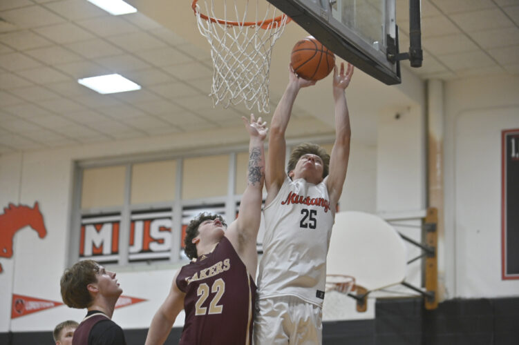 Mathews holds on to beat Lakers